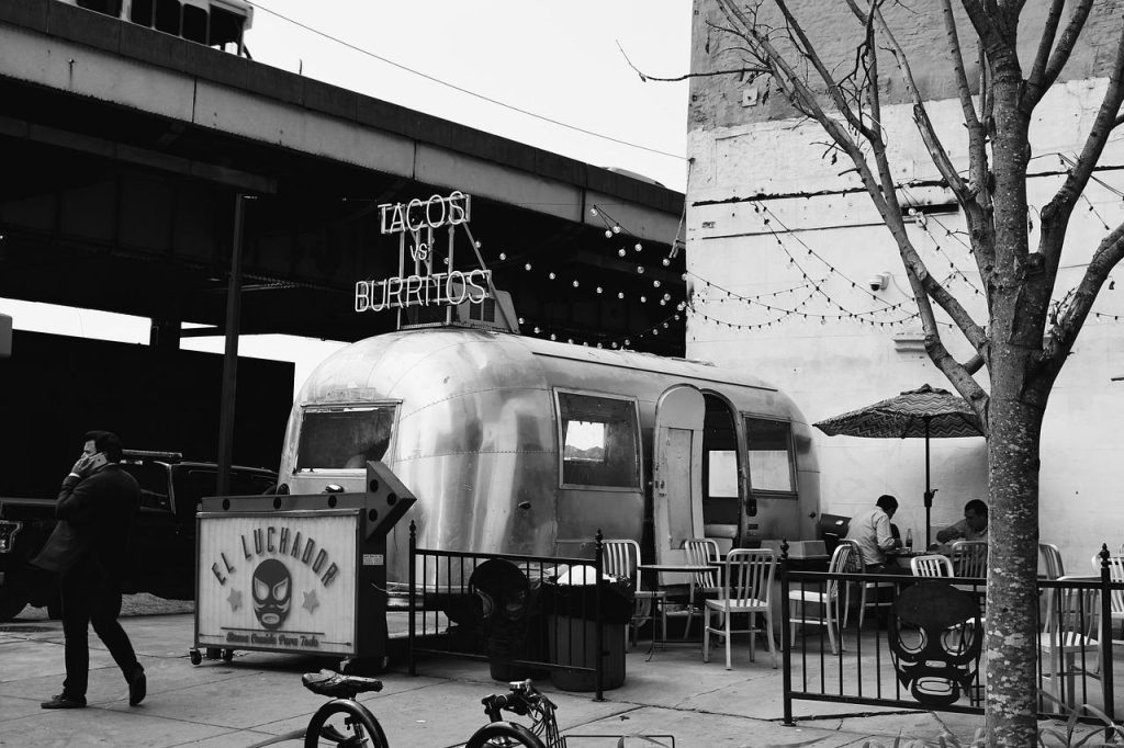 Handige checklist voor het organiseren van een foodtruck evenement met tips voor locatie, vergunningen en promotie
