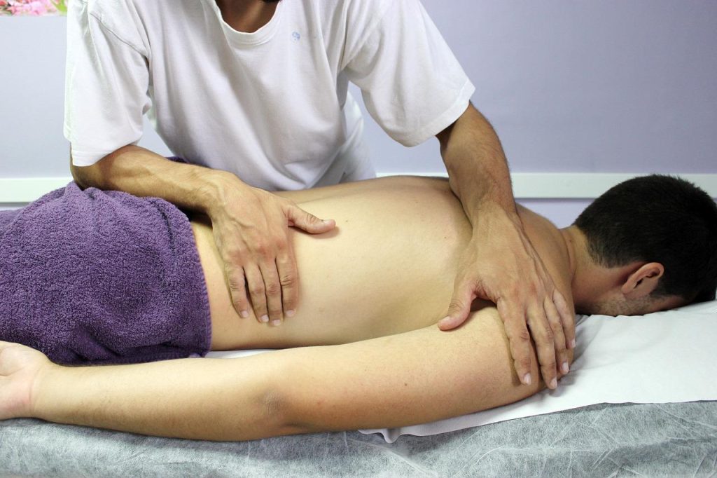 Massage bliss in Lelystad - therapeut voert ontspannende massagebehandeling uit in wellness praktijk