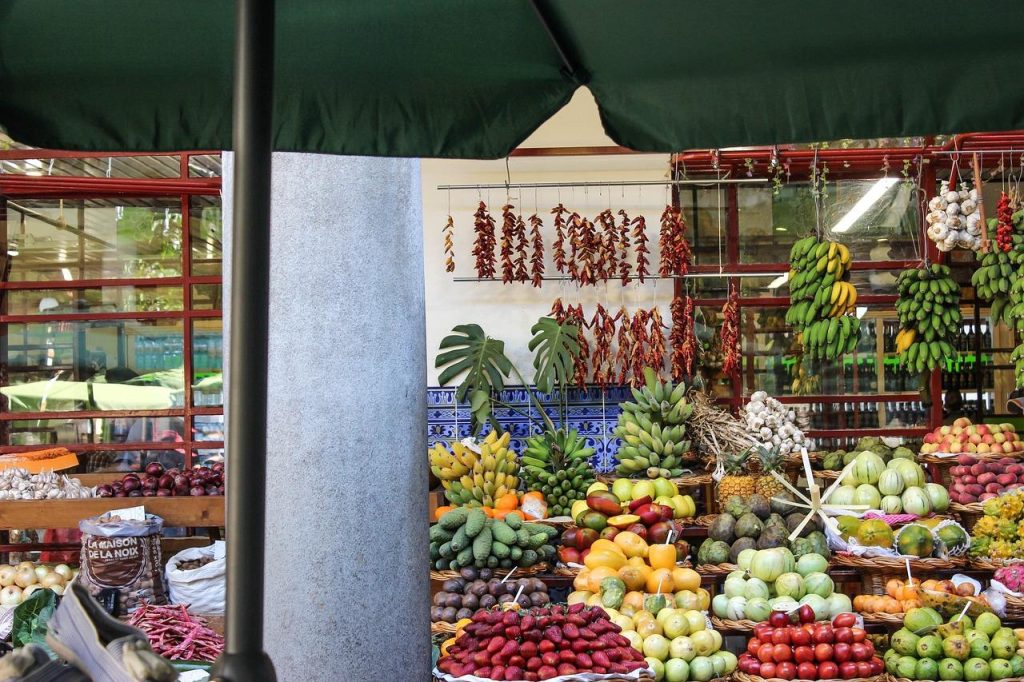 Rommelmarkt Lelystad vol met vintage spullen, antieke meubels en nostalgische vondsten die bezoekers kunnen ontdekken