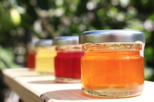 Home Rauwe honing in een glazen pot, natuurlijke oplossing voor allergieën met pollen en enzymen