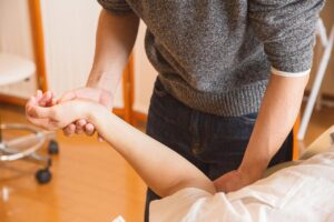 Home Ergotherapie ondersteunt zelfstandigheid in dagelijkse activiteiten door gerichte behandeling en oefeningen
