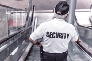 Home Professionele beveiliger in actie - veiligheid als carrière biedt dynamische werkplekken en groeiperspectieven