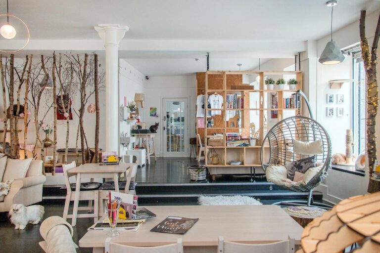 Gezellige showroom met herkenbare opstellingen, warm licht en een zithoek voor meer beleving en langere bezoeken